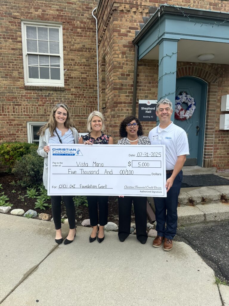 Check presentation outside Vista Maria